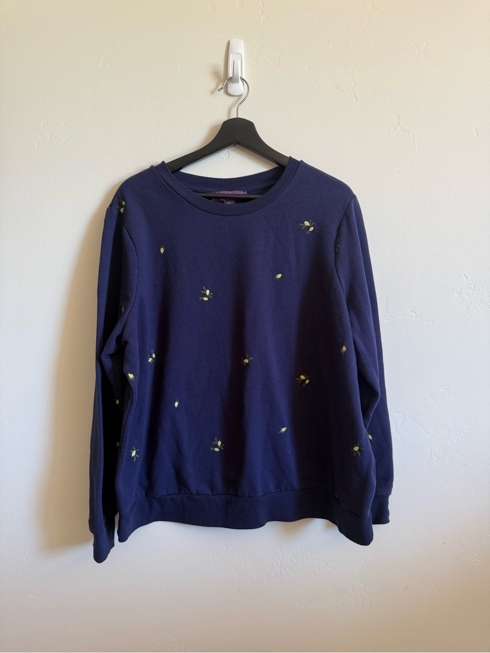 Gloria Vanderbilt XXL Navy Embroidered Lemon Print Crewneck